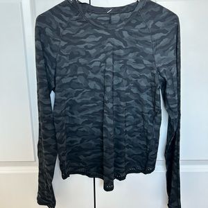 Lululemon Rise and Run Long Sleeve Size 4 in Heritage 360 Deep Camo